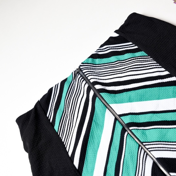NWT XOXO geometric Print Front Pencil Skirt Green and Black new Juniors Large - Picture 3 of 4